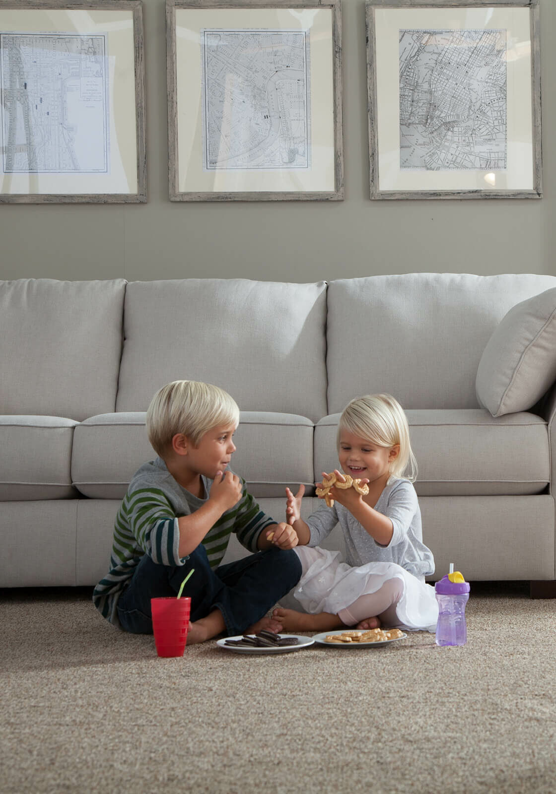 Kids enjoys food sitting on carpet floor | Raider Flooring